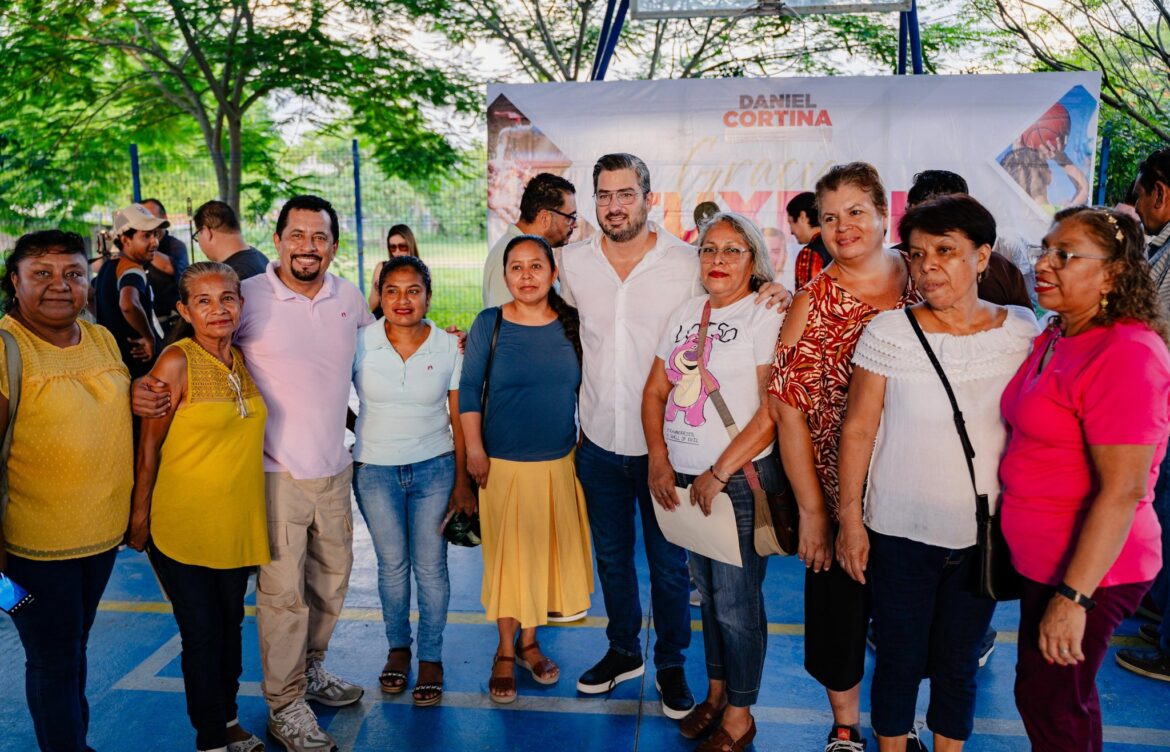 Daniel Cortina se reúne con vecinos de diversas colonias de Tuxpan