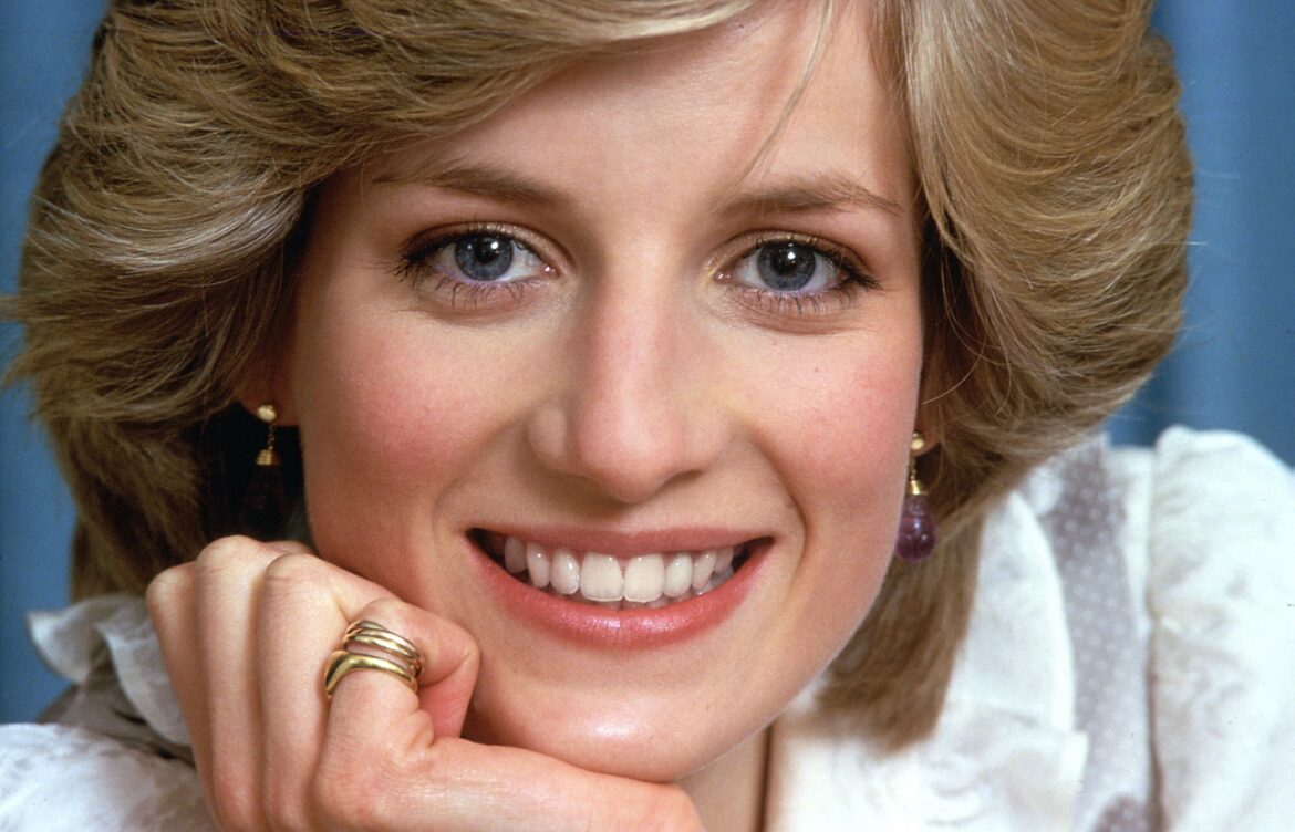 Desentierran cápsula del tiempo enterrada por la princesa Diana en hospital infantil de Londres