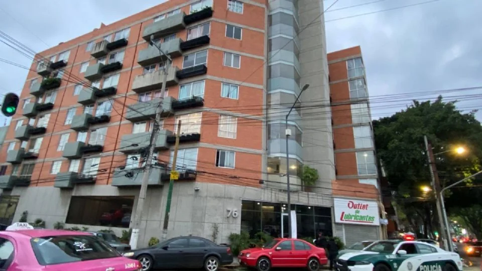 Detienen a hombre que intentó despojar a adulta mayor de su departamento con documentos alterados