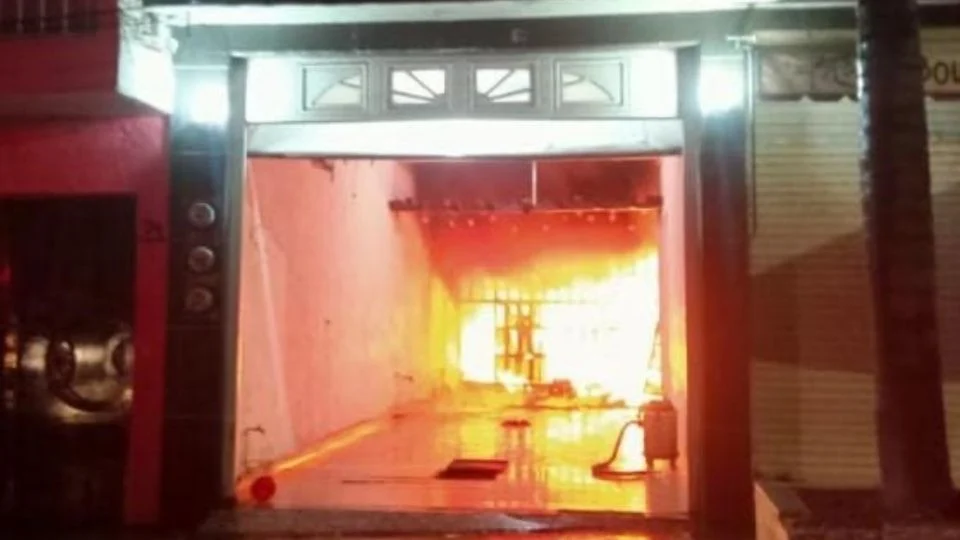 Atacan e incendian la casa de la alcaldesa de Queréndaro en Michoacán