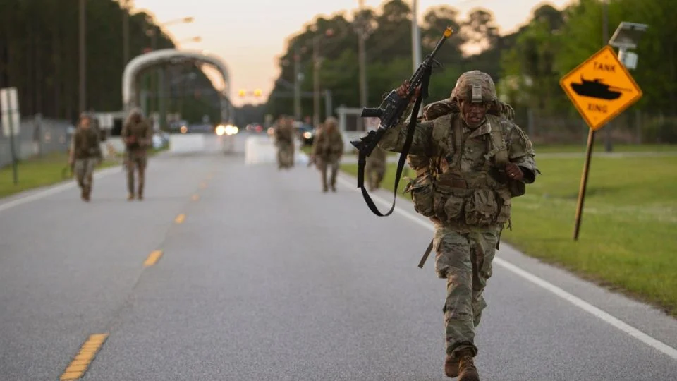 Tiroteo activo en la base militar de Fort Stewart deja varias víctimas y mantiene emergencia abierta