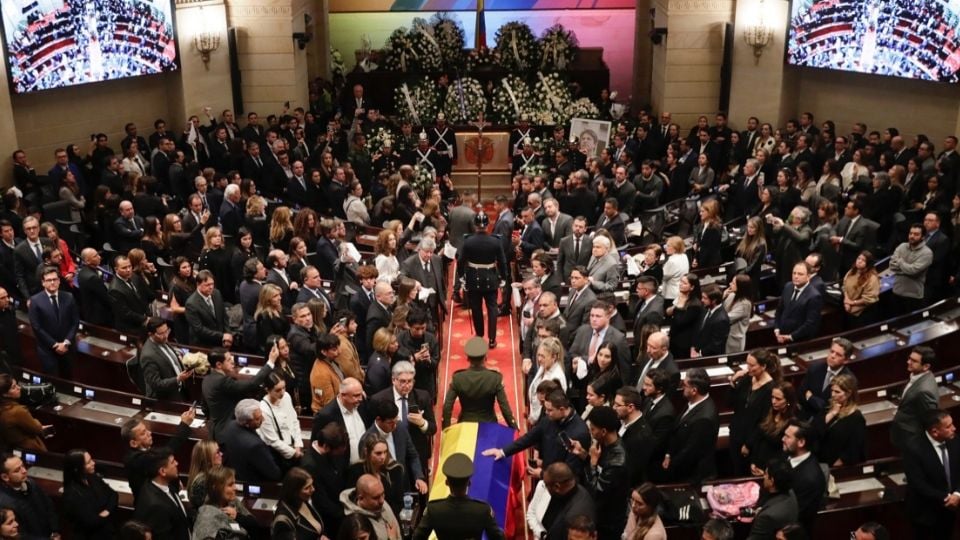 Entre pañuelos blancos, el Capitolio de Colombia recibe el féretro de Miguel Uribe Turbay