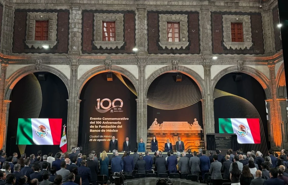 Sheinbaum celebra centenario del Banco de México y exige más crédito para impulsar el desarrollo