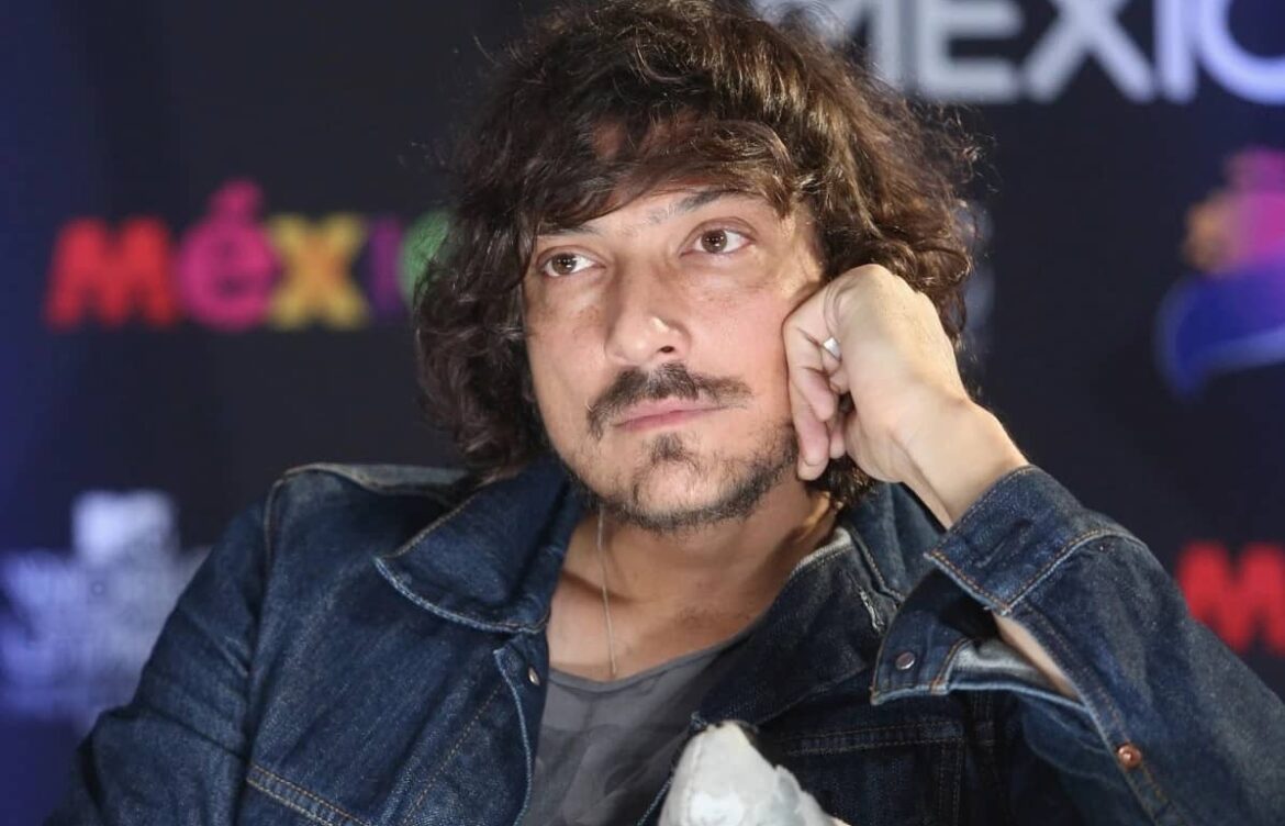 León Larregui arremete en redes contra aerolínea francesa