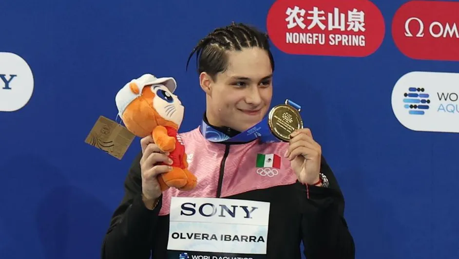 Mariachi recibe a Osmar Olvera tras su épico regreso como campeón mundial