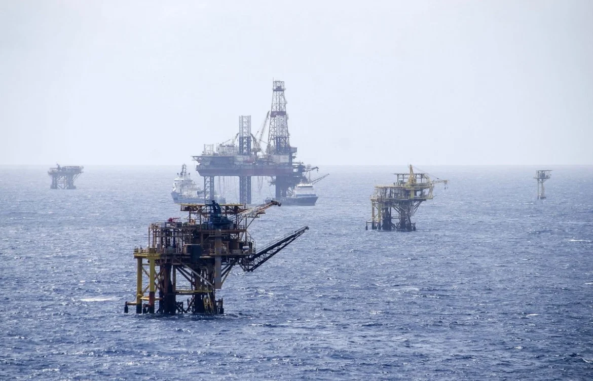 Va Gobierno por estabilizar producción de Pemex en 1.8 millones de barriles diarios
