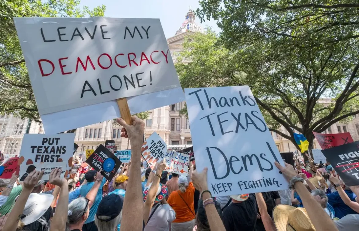 Miles protestan en más de 300 ciudades contra la manipulación del mapa electoral impulsada por Trump