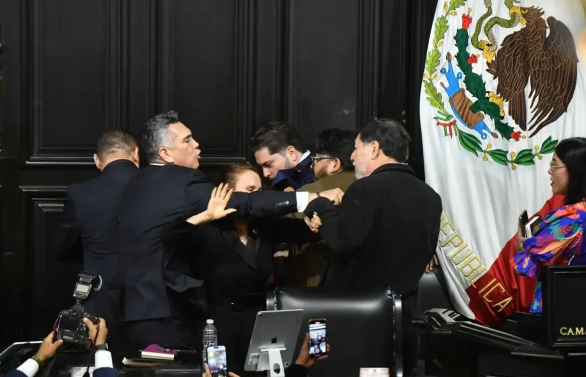 Agrede “Alito” a Noroña y se desata zafarrancho en la Comisión Permanente