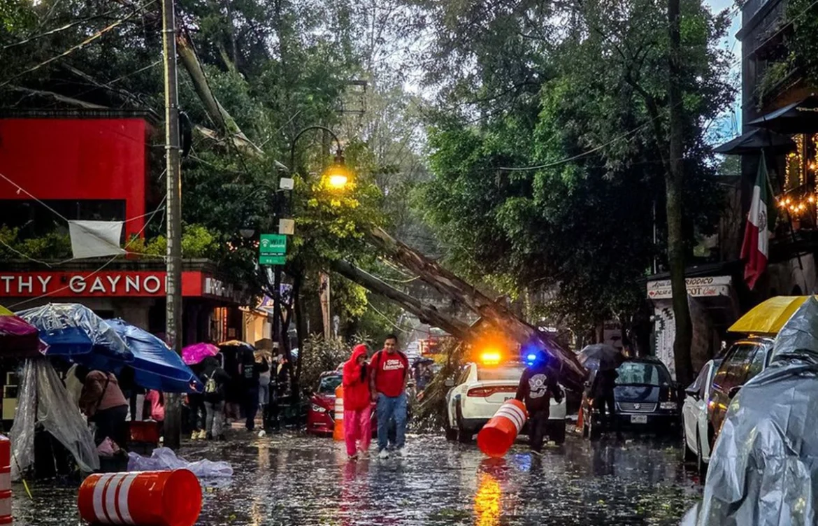 Tormenta en la CDMX provoca severas inundaciones y caos vial por desbordamiento del Río San Ángel