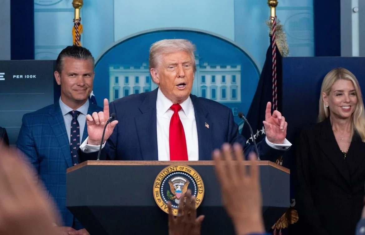 Trump amenaza con demanda contra el presidente de la Fed, Jerome Powell