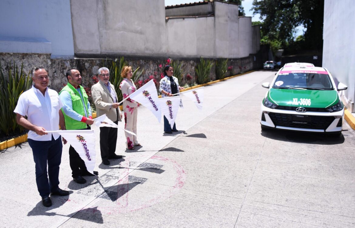 Da Alberto Islas banderazo a Turi-Taxis de Xalapa