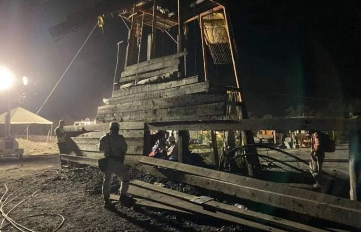 Quedan atrapados 16 trabajadores en mina de arrastre en Coahuila