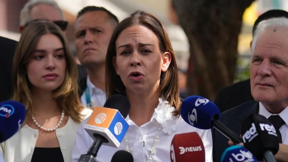 “Que la muerte de Miguel no sea en vano”, pide esposa de precandidato asesinado en Colombia