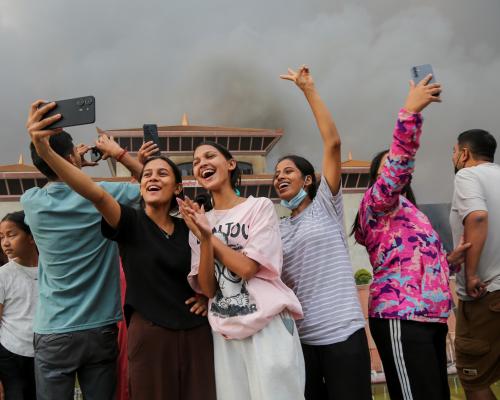 Selfies frente al Palacio en llamas: Jóvenes celebran la caída del gobierno en Nepal