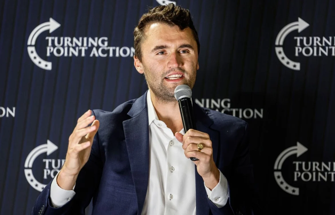 Charlie Kirk, activista conservador, muere tras recibir un disparo en un evento universitario