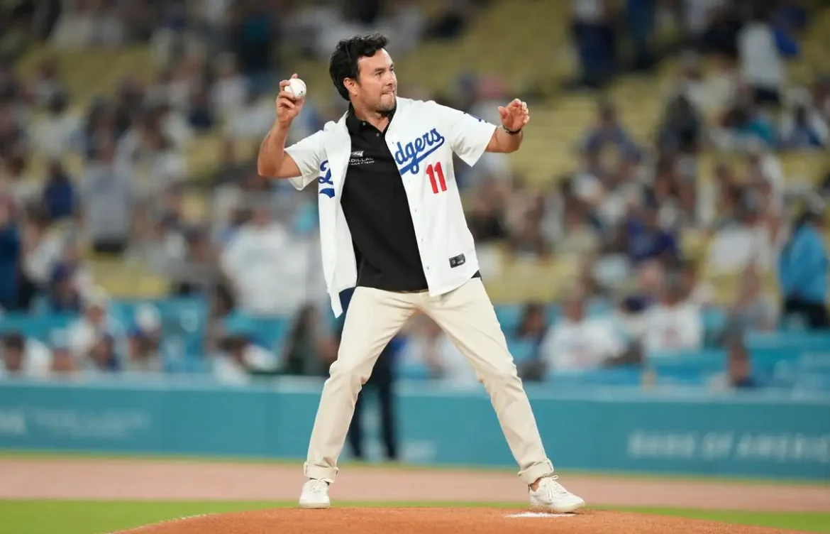 Checo Pérez de la pista al diamante; lanza primera bola en triunfo de Dodgers ante Filis