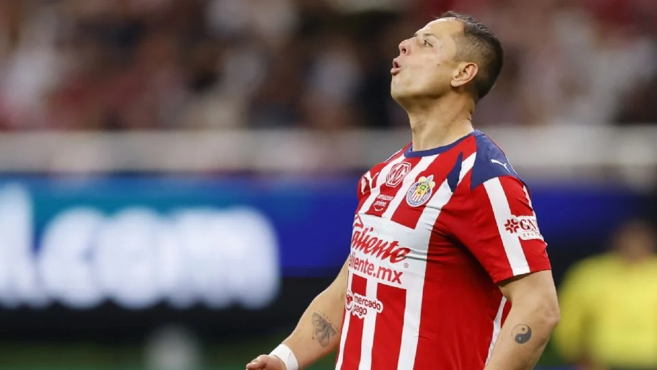 Chicharito Hernández provoca burlas tras fallar gol a puerta vacía en amistoso de Chivas