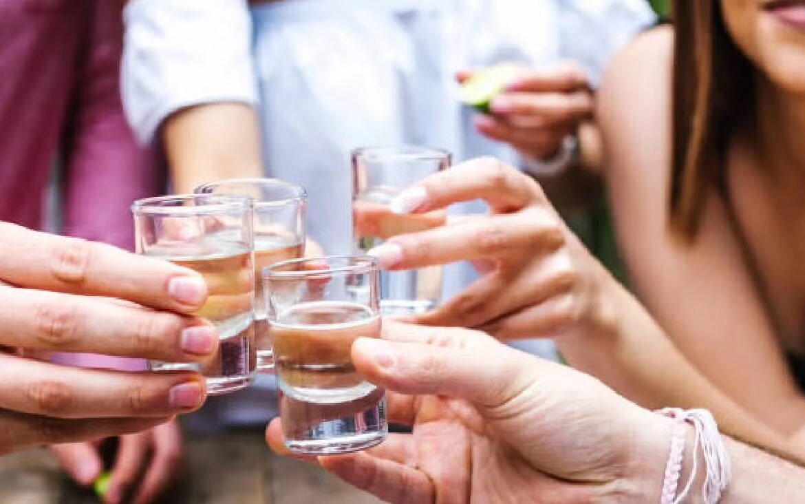 Consumo de alcohol entre mujeres se disparó durante la pandemia, revela estudio de la UNAM