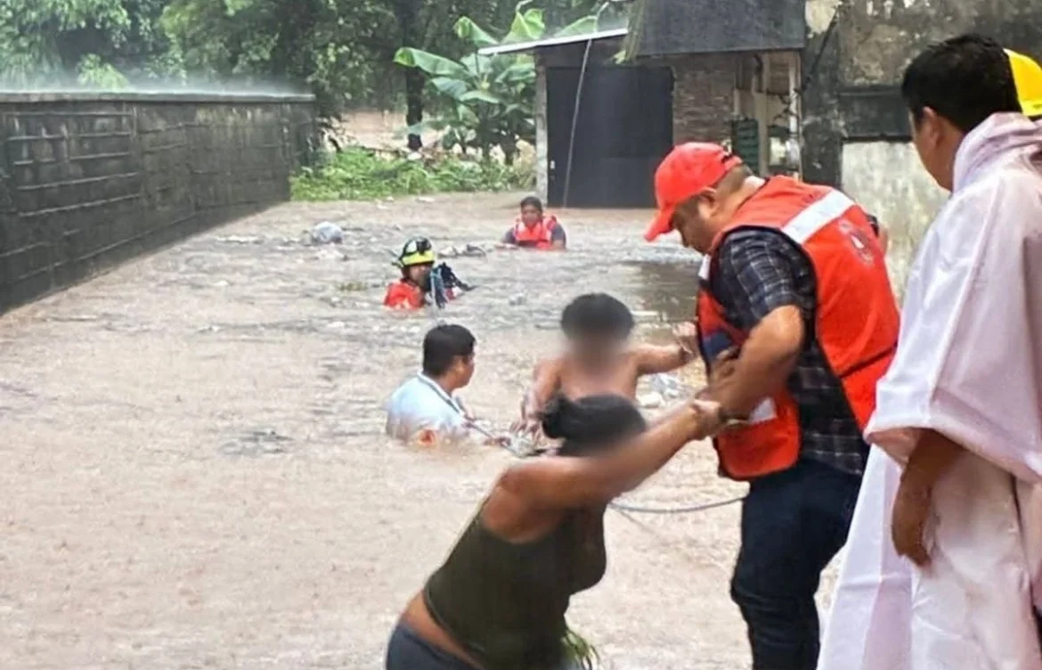 Decenas de familias evacuadas por las inundaciones en Tapachula tras desbordarse un río