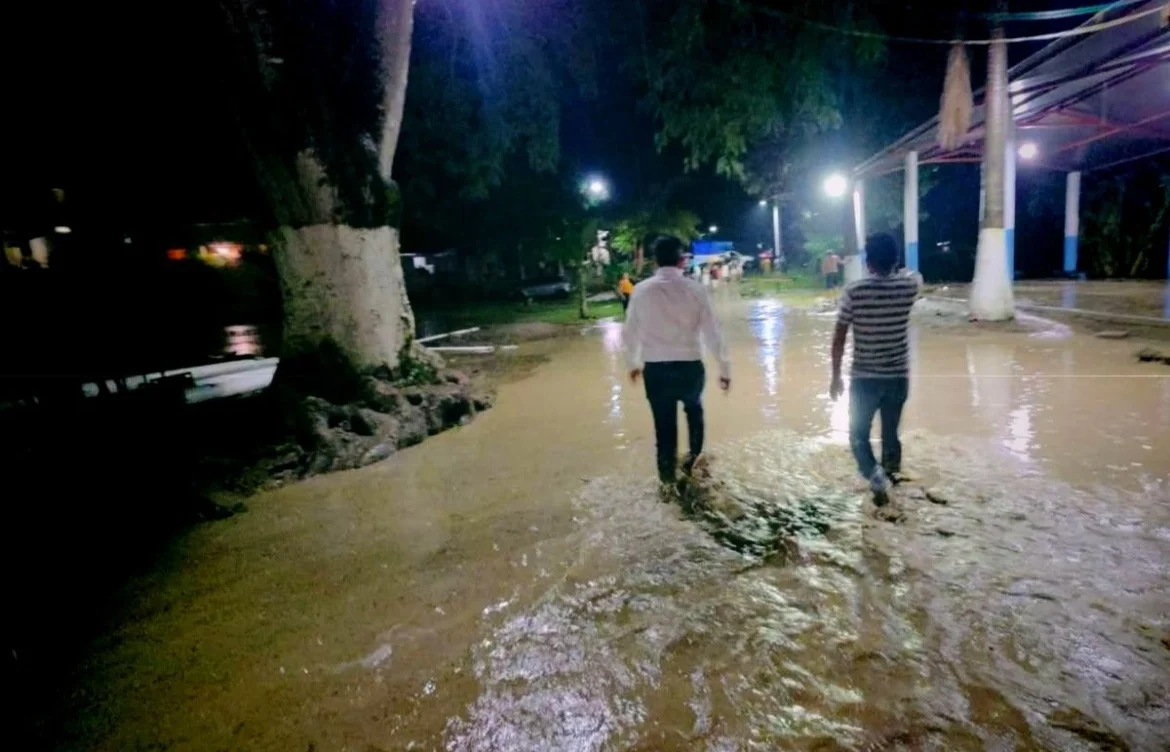 Desbordamiento de río en Huejutla, Hidalgo, inunda viviendas y sede de la UPN