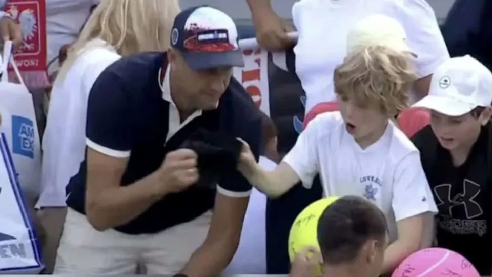Empresario polaco que le arrebató una gorra a un niño en el US Open cierra sus redes sociales ante ataques