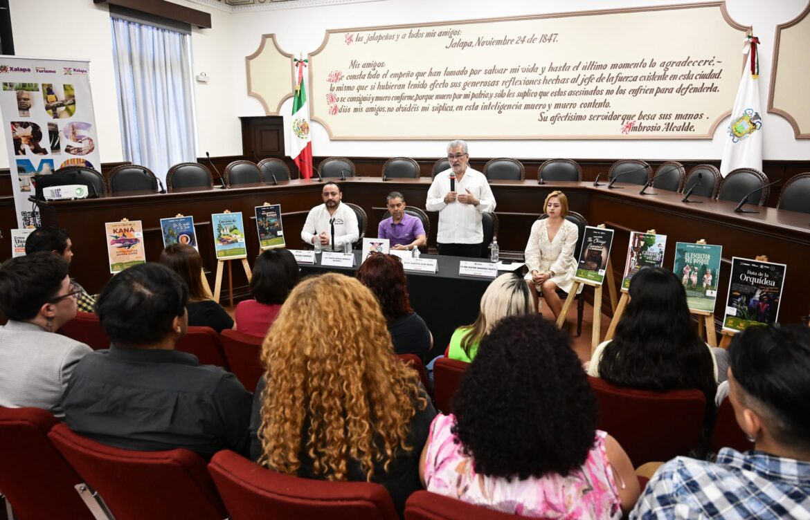 Entrega Alberto Islas, alcalde de Xalapa, reconocimientos a promotores turísticos