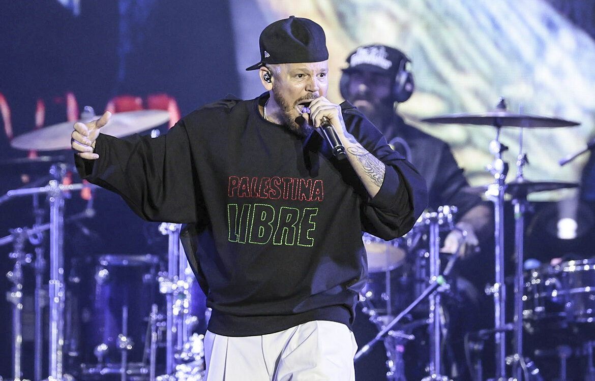 Residente exige alto al genocidio en Gaza durante su regreso al Zócalo de la CDMX