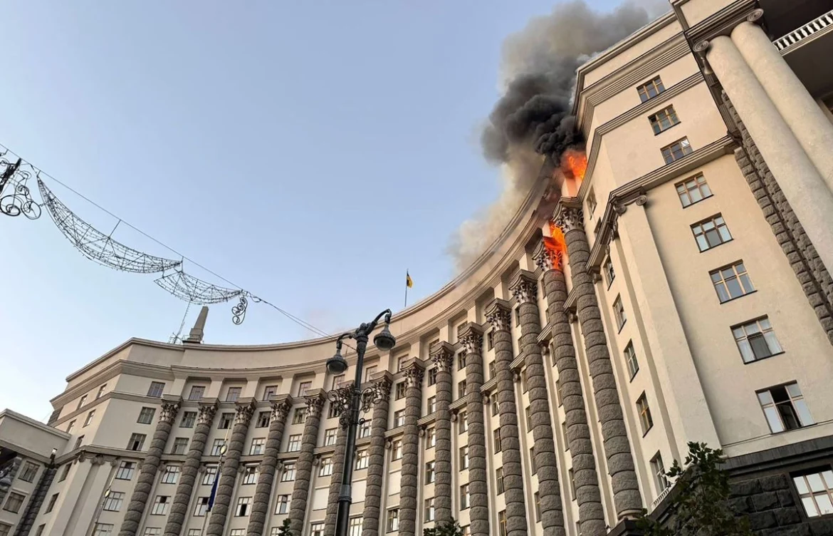Rusia lanza su mayor ataque aéreo de la guerra e incendia edificio gubernamental en Kiev