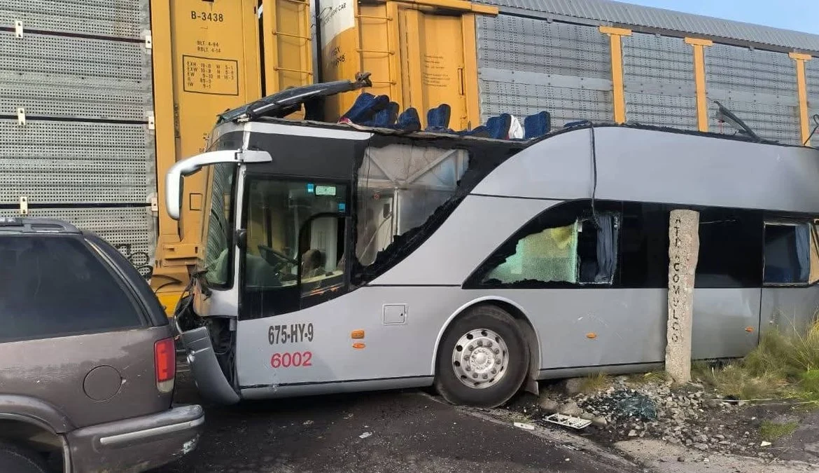 Tren embiste autobús en Atlacomulco; saldo trágico de nueve muertos y más de cuarenta heridos
