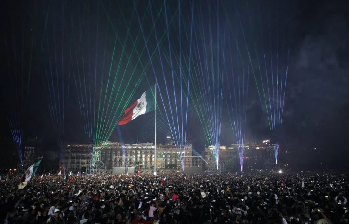 280 mil personas asistieron al Zócalo capitalino para celebrar el 215 aniversario de la Independencia