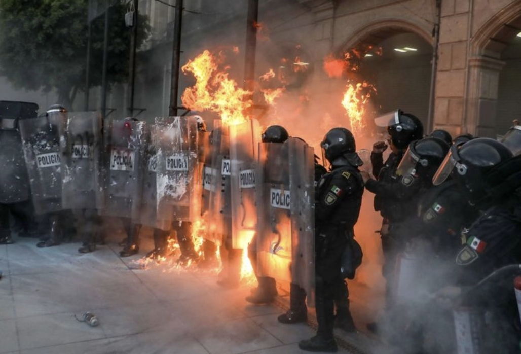 Claudia Sheinbaum cuestiona agresiones y provocación del ‘bloque negro’ en marcha del 2 de octubre