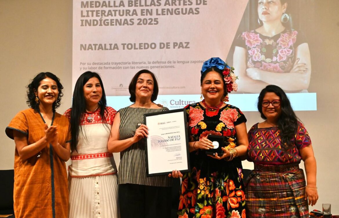 Natalia Toledo recibe la Medalla Bellas Artes en literatura indígena
