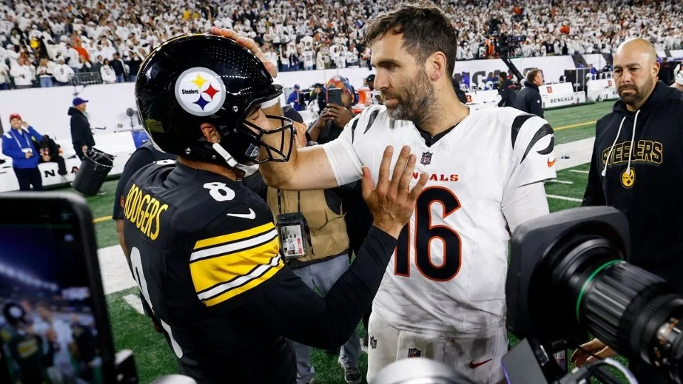 Joe Flacco brilla y Bengals vencen a Steelers en partido de veteranos