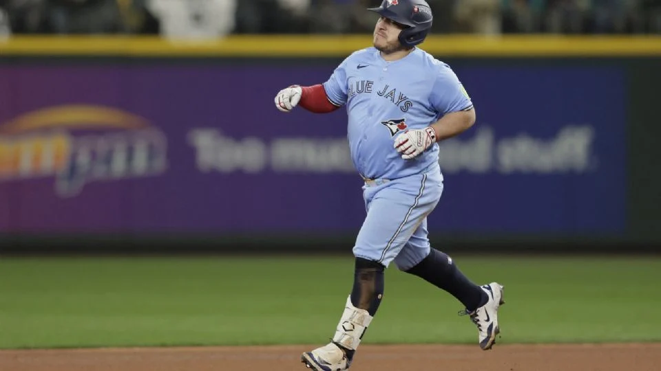 Azulejos se imponen a Marineros con jonrones mexicanos y empatan la Serie de Campeonato