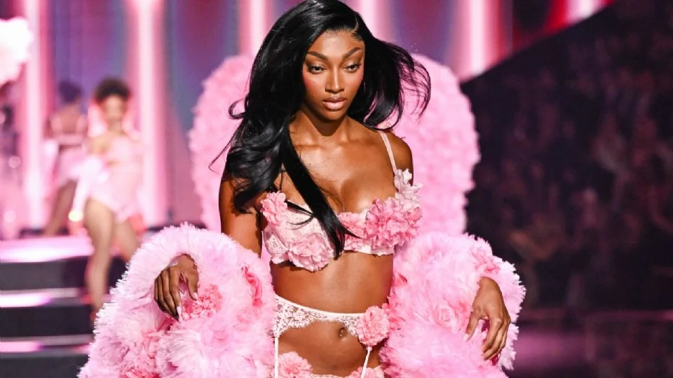 La basquetbolista Angel Reese debuta como modelo en desfile de Victoria’s Secret