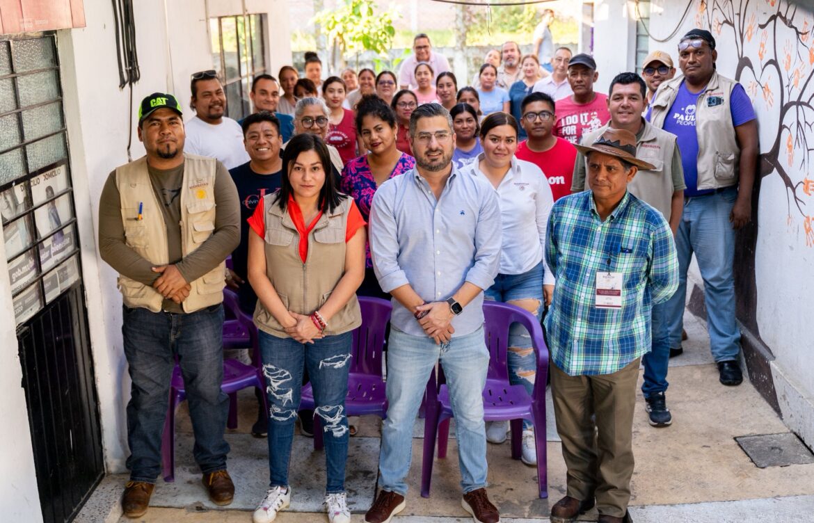 Daniel Cortina entrega nuevas luminarias en la Delegación de Bienestar de Tuxpan