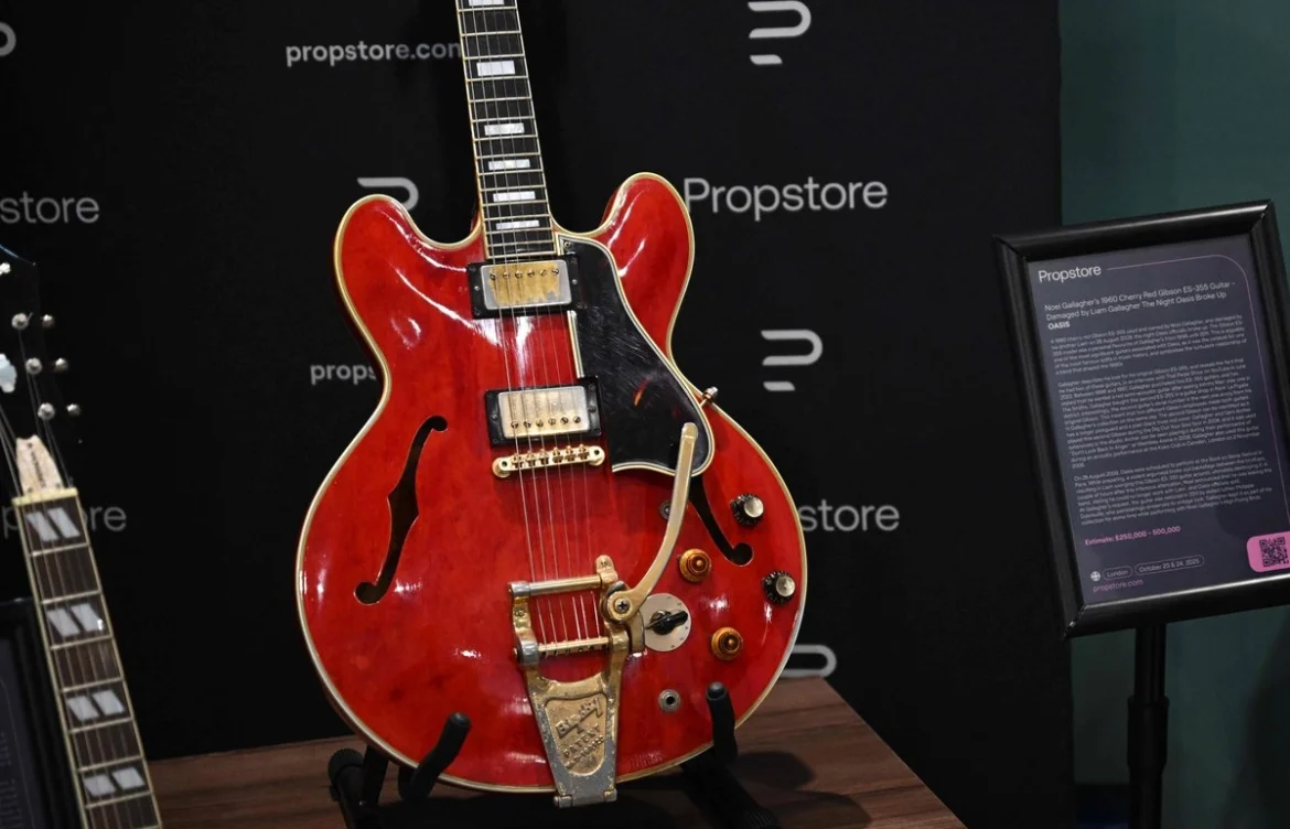 Guitarra rota que derivó en separación de Oasis se vende en 386 mil dólares