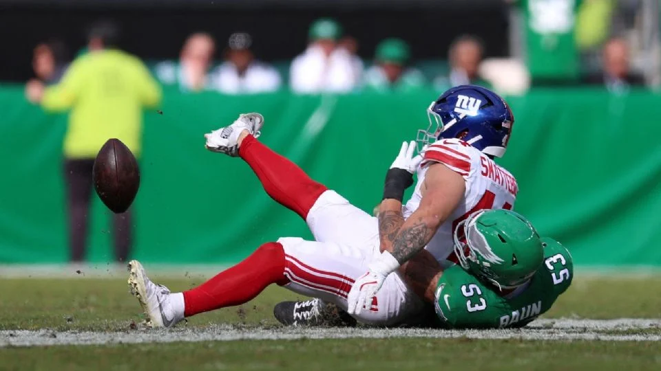 Cam Skattebo sufre fractura de tobillo en partido contra Eagles