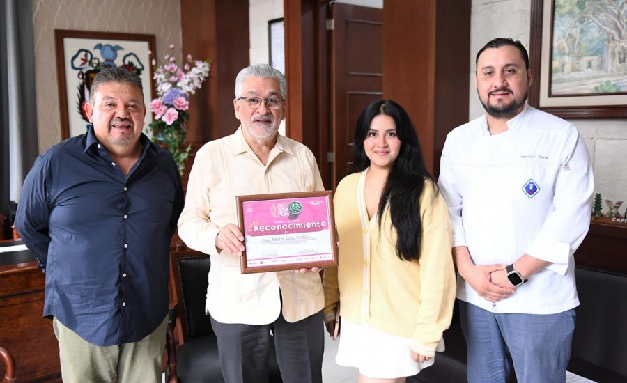 Entrega Consejo Gastronómico Veracruzano reconocimiento a Alberto Islas, alcalde de Xalapa
