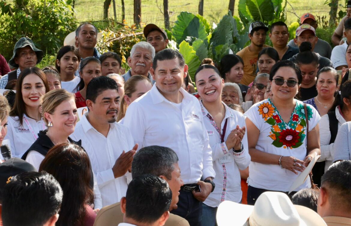 Con módulos de maquinaria se rehabilitan y construyen carreteras en Tenampulco, Puebla