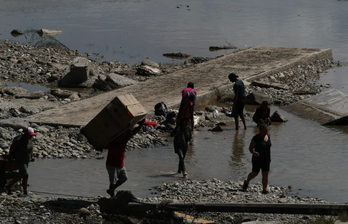 Suman 64 fallecidos y 65 desaparecidos por lluvias