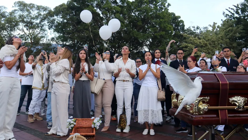 Último adiós a B-King: despedida entre mariachis, globos y palomas blancas
