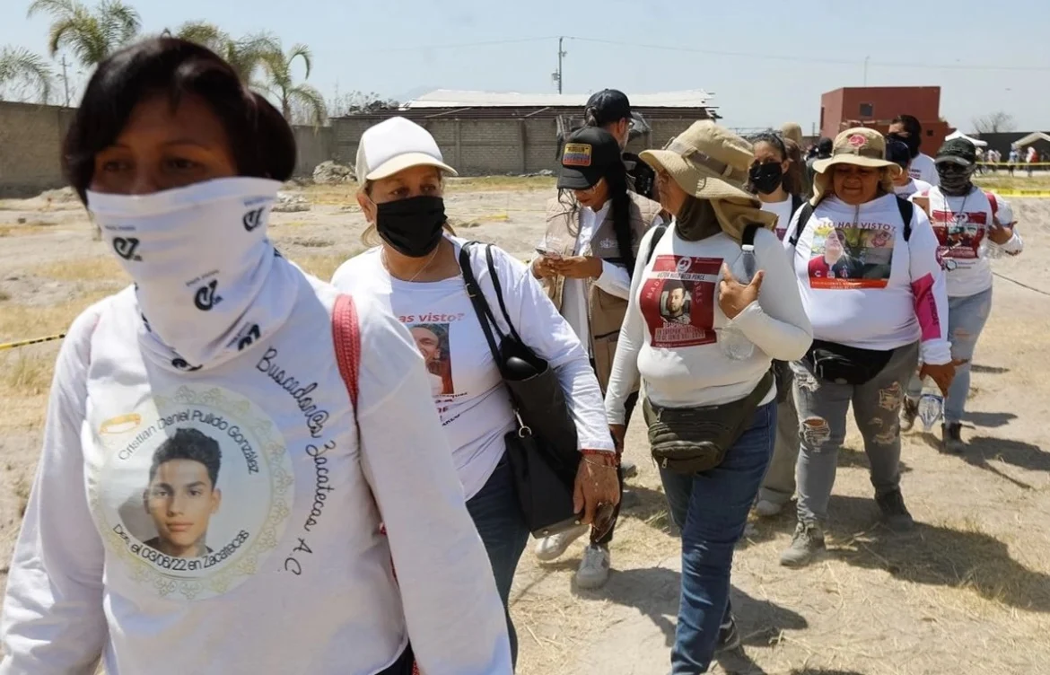 Familiares de desaparecidos realizan histórica actualización del banco genético en Guerrero