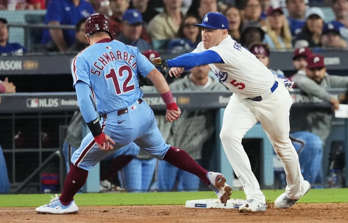 Filis evitan la barrida y mantienen vida en la Serie Divisional