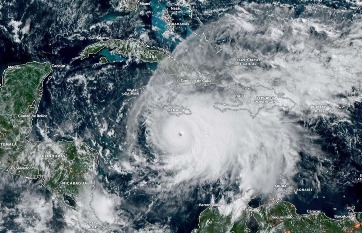 Huracán Melissa se acerca a Jamaica como la tormenta más fuerte en 174 años