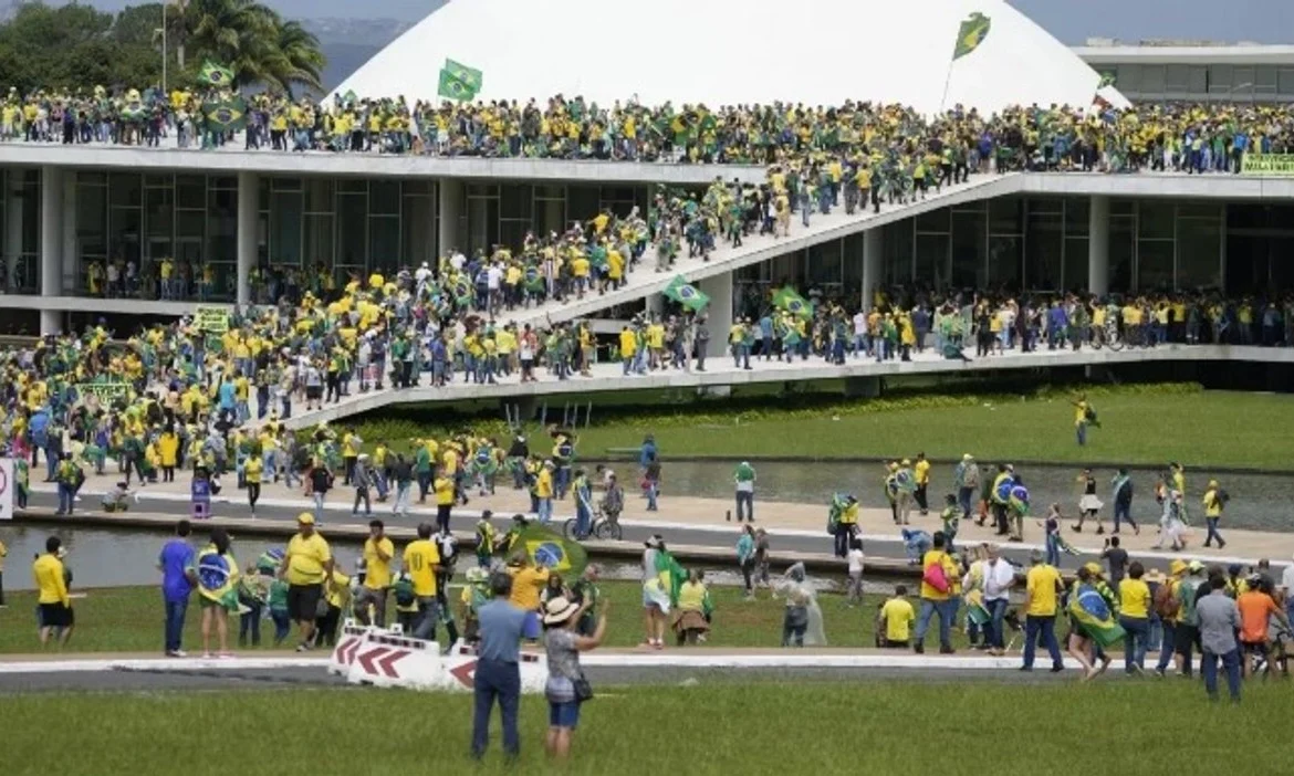 Condenan a hasta 17 años de prisión a participantes en intento de golpe de Bolsonaro