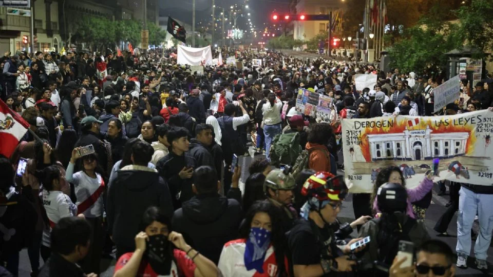 Perú declara estado de emergencia en Lima tras protestas violentas