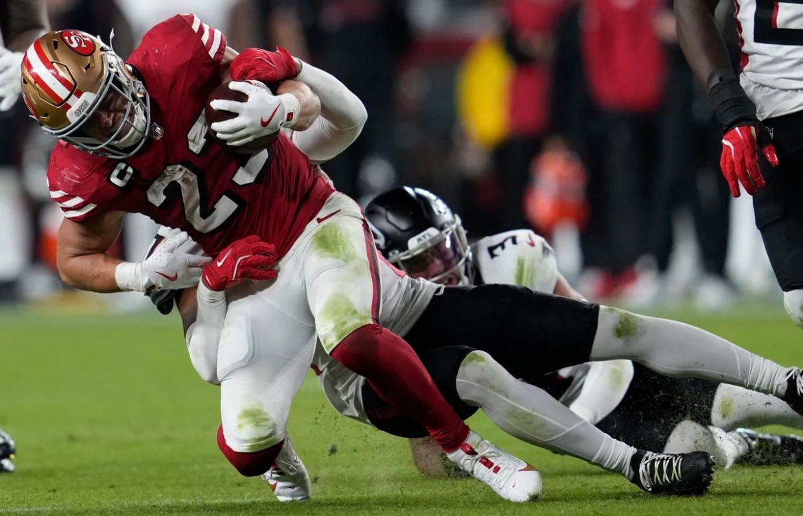 McCaffrey lidera a 49ers en aplastante victoria 20-10 sobre Falcons