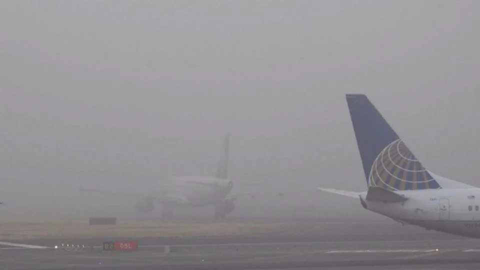 Banco de niebla complica operaciones en el AICM