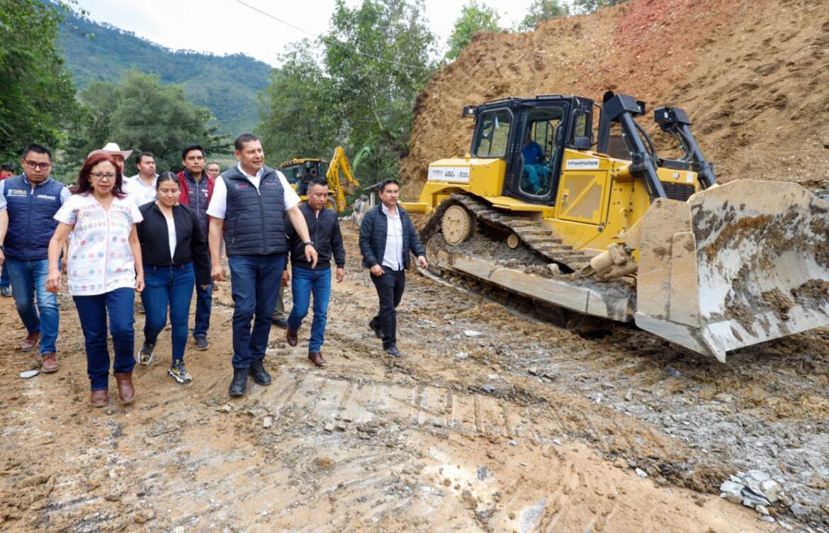 Con módulos de maquinaria, Gobierno de Puebla abre caminos afectados por deslaves en Eloxochitlán